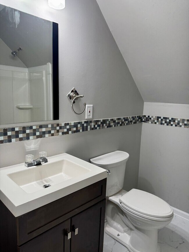 Building Photo - Convenient location! Cute 4 Bed 2 Bath hom...
