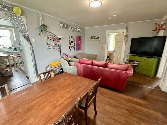 Building Photo - Spacious 7-Bed, 2-Bath Near Downtown Bellingham of Comfortable Living!