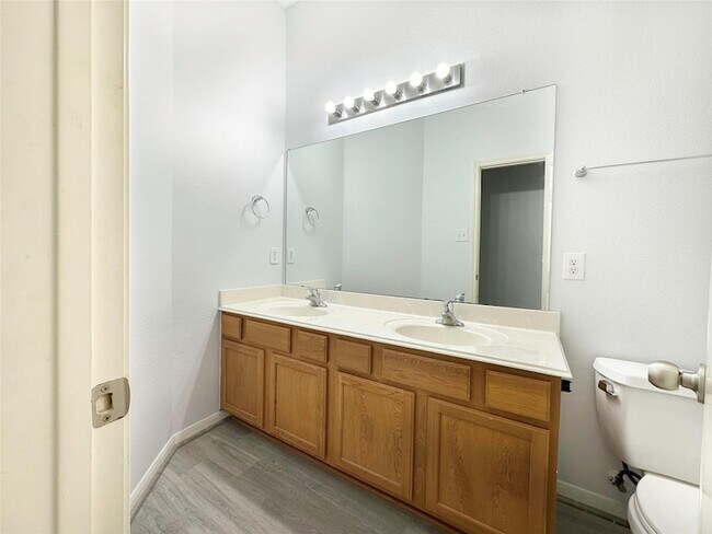Building Photo - 2910 Lemmingham Dr