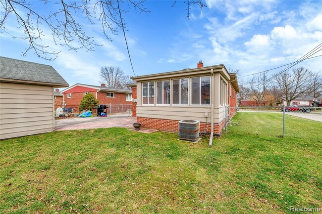 Building Photo - 10070 Buckingham Ave