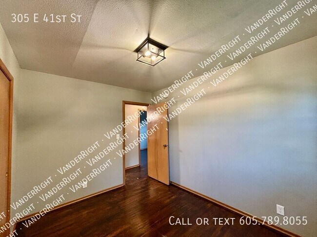 Building Photo - 305 E 41st St