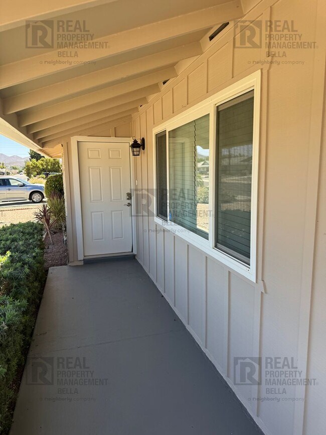 Building Photo - Spacious 3-Bedroom Home with Sunroom & Upg...