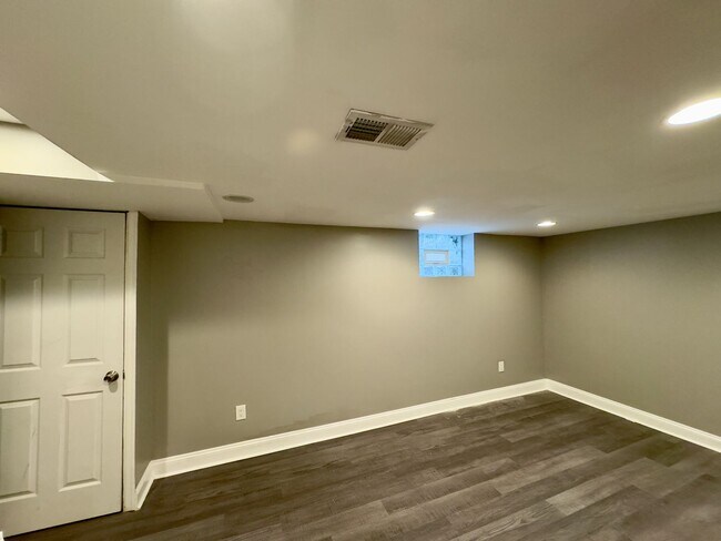 Building Photo - Charming 4 Bedroom/2 Bathroom Townhome in Mid-Govans, MD!