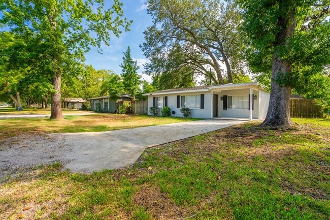 Building Photo - Beautifully Remodeled 3 Bedroom Home in th...