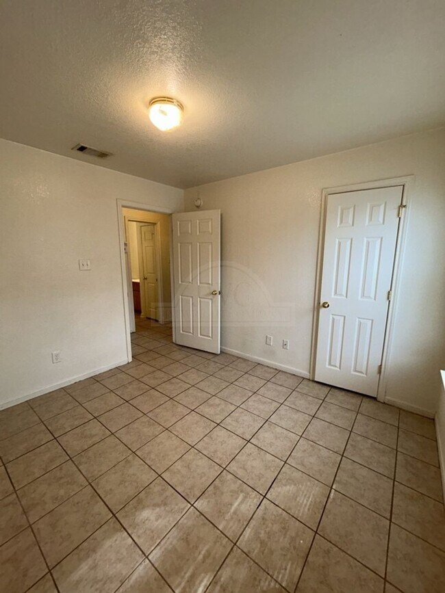 Building Photo - 105 Castellon Ct