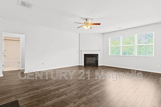 Building Photo - 552 Post Oak Ln