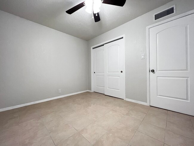 Building Photo - 647 Soya Dr