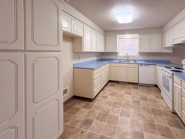 Building Photo - 3200 Lorian Ln SE