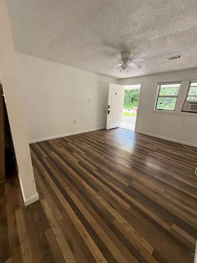 Building Photo - Freshly renovated 3 bedroom unit!