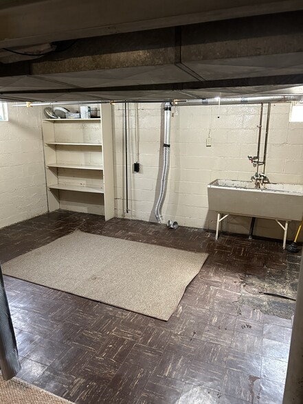 Laundry hookup in basement - 226 Bonnett St SW