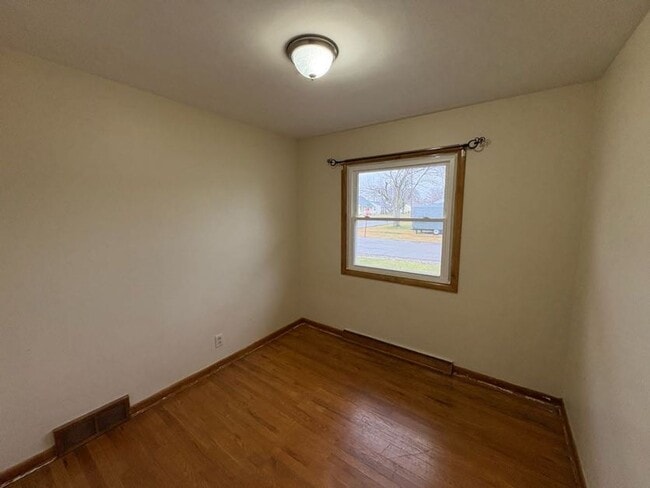 Building Photo - Three bedroom one bathroom home for rent in Perry