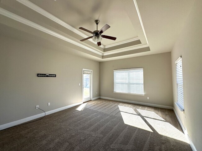 Building Photo - Gorgeous & Spacious