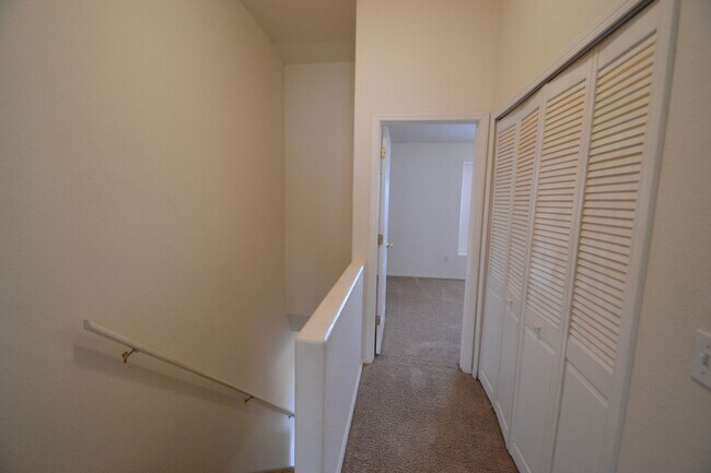 Building Photo - Corner 3 bed, 2.5 Bath Townhome in District 20!