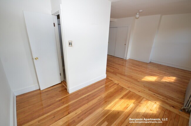 Building Photo - 39 Beacon St