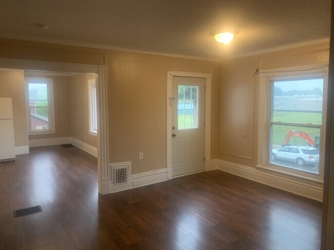 Building Photo - 2 Bedroom Upper Close to Downtown!