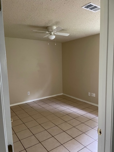 Building Photo - 500 Pee Jay Cv