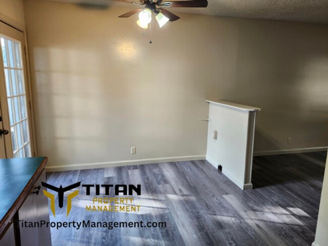 Building Photo - 2 bed/1 bath Townhouse