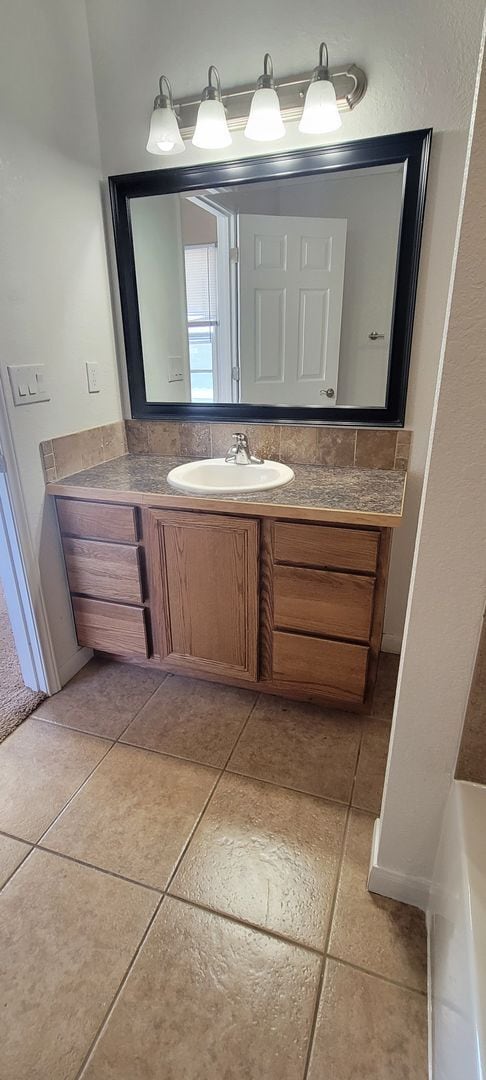 Building Photo - LARGE HOME WITH MANY UPDATES