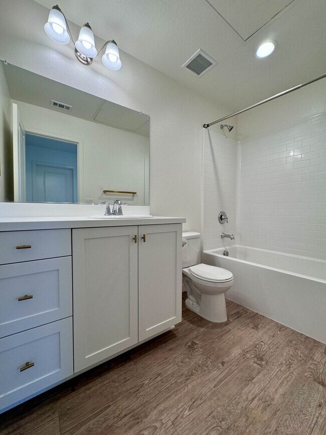 Building Photo - Stunning 4 bedroom 3 bathroom Murrieta hom...