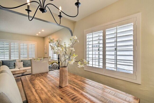 Building Photo - 4 Bed, 3 Bath, stunning home, located in t...