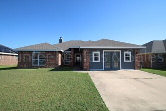 Building Photo - Room to Roam!