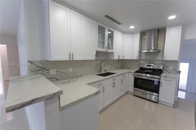 Building Photo - 230 E 56th St