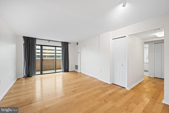 Building Photo - 1301 N Courthouse Rd