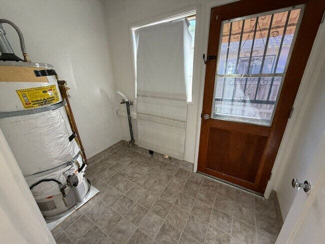 Building Photo - Charming Vintage Gem: Cozy 3-Bedroom Retreat with Timeless Style in Sacramento