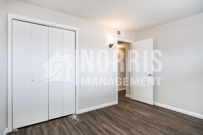 Building Photo - Convenient, Beautifully Updated Space Available Now!