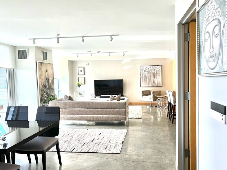 Building Photo - 221 E College St