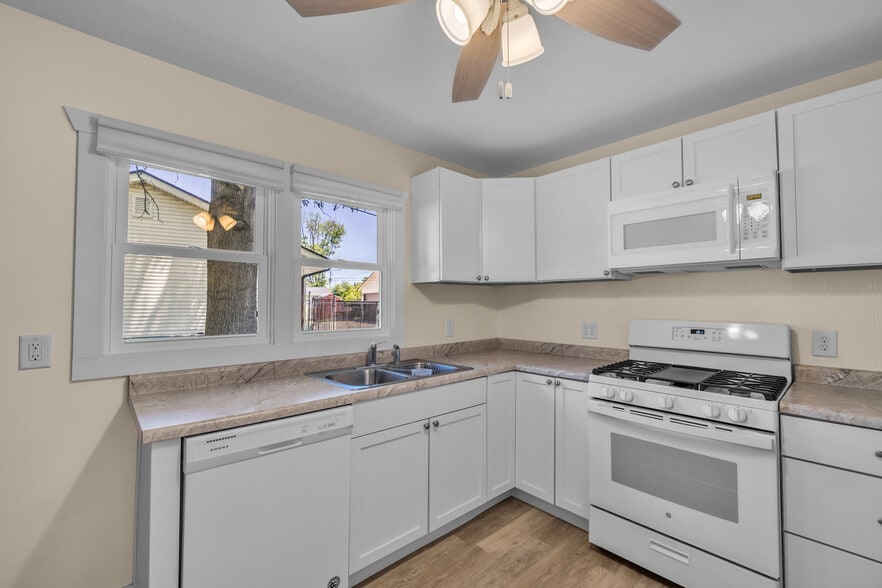 Building Photo - 8 Crestview Dr