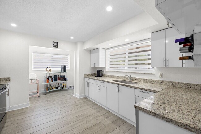 Building Photo - 7021 SW 10th Ct