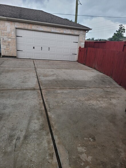 Building Photo - 2810 Legends Crest Drive