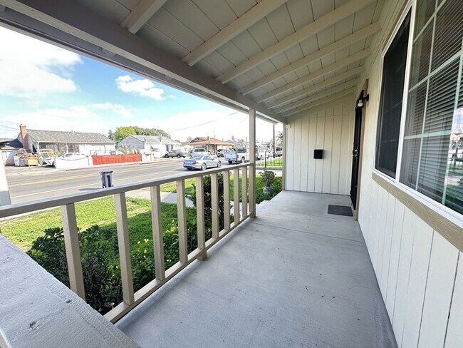 Building Photo - Ready For Move in~ 2BEDS/1BATH HOUSE FOR RENT W/Laundry Hook-Ups!
