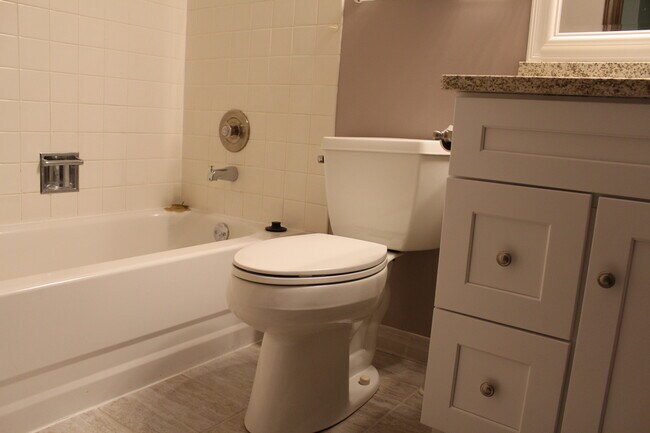 Building Photo - 430 Inverrary Ln