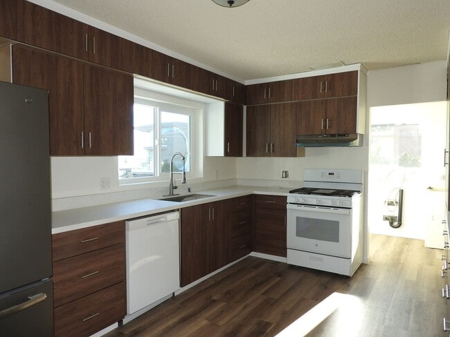 Building Photo - WOW views from this classic 3 bed 2 bath home