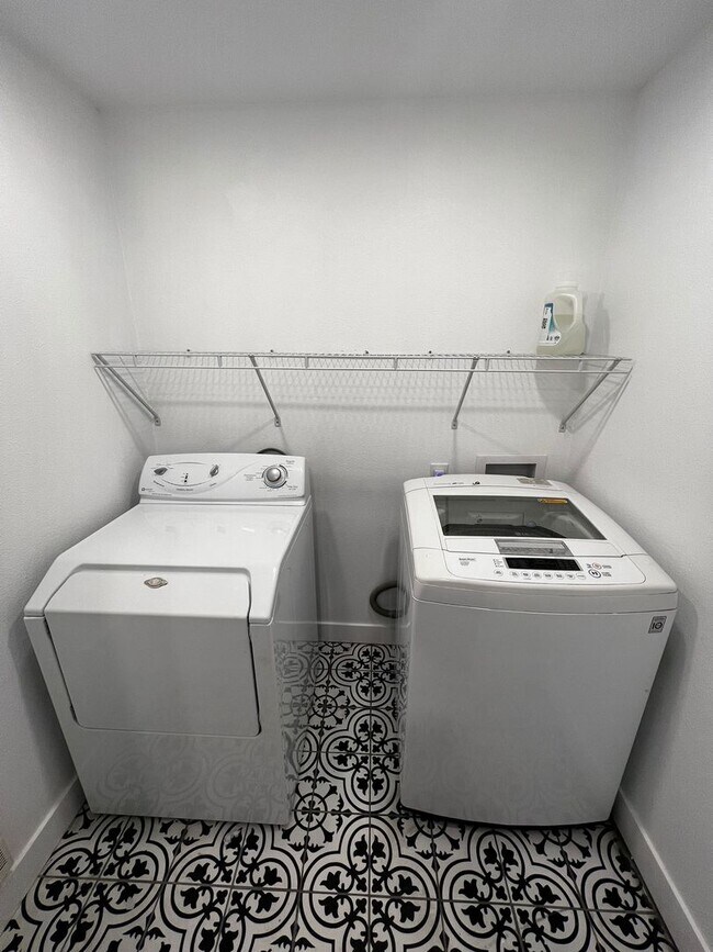 Building Photo - Spacious 4-bedroom + study home; Includes Hot tub and Pool Table - Avail. Now!