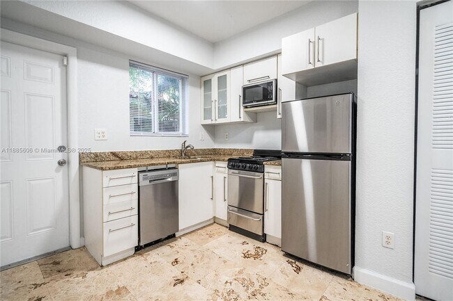Building Photo - 2180 Bay Dr