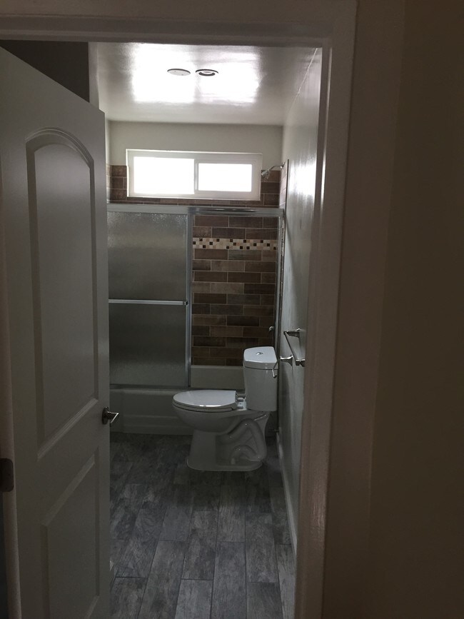 shower - 1533 Berkeley St