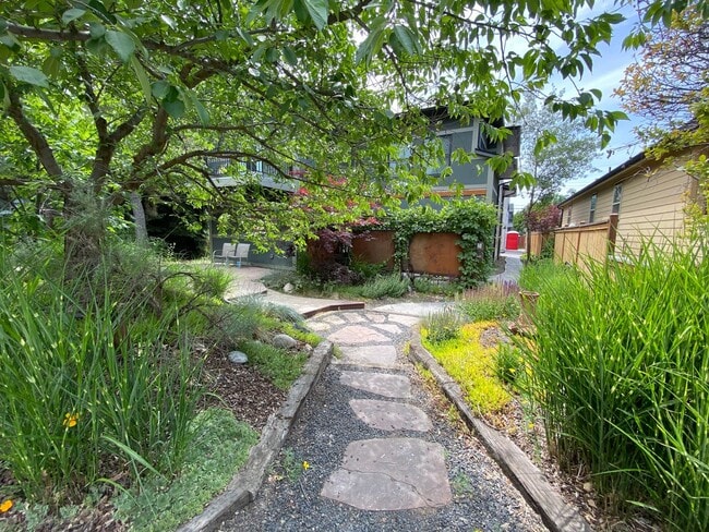 Building Photo - 13THTOWNHOME