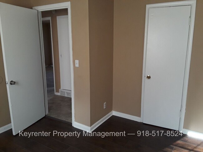 Building Photo - Spacious 4 Bedroom House