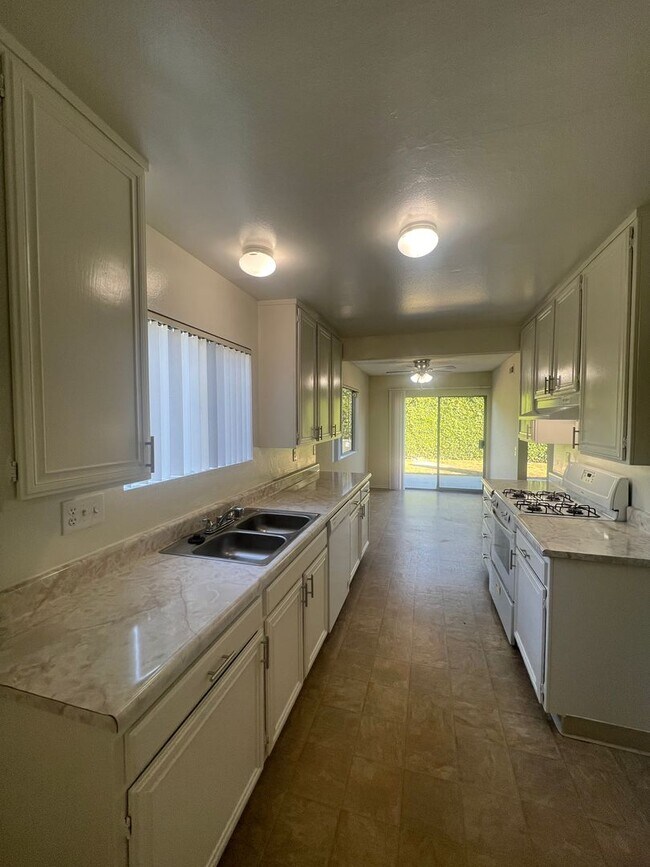 Building Photo - 3 Bedroom 2 Bath Home ,