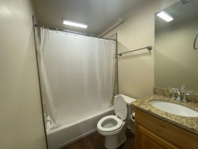 Building Photo - *utilities included* Three bedroom apartme...