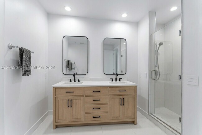 Building Photo - 950 Brickell Bay Dr