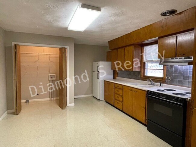 Building Photo - Adorable 2 Bedroom Available Now!