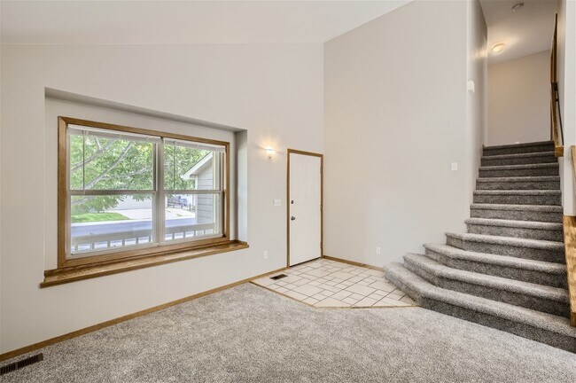 Building Photo - Spacious NW Longmont Home