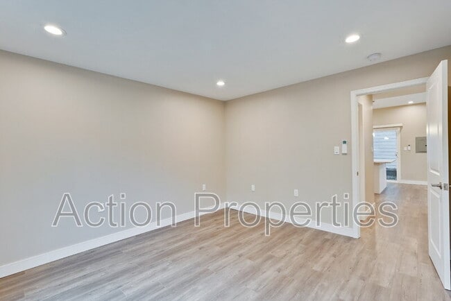 Building Photo - 681 S 13th St