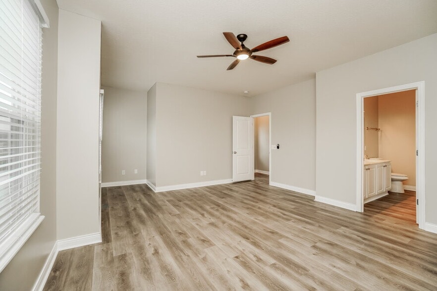 Building Photo - 200 Lamplight Ct