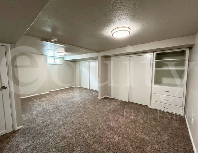 Building Photo - 105 E 500 N