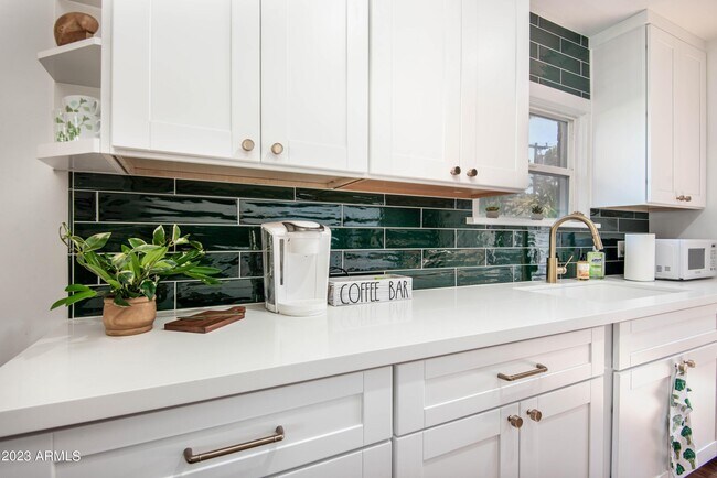 Building Photo - 1301 W Glenrosa Ave